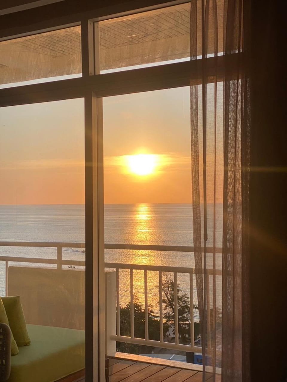 Natural landscape, View (from property/room), Balcony/Terrace, Living room, Seating area, Sea view, Sunrise, Sunset
