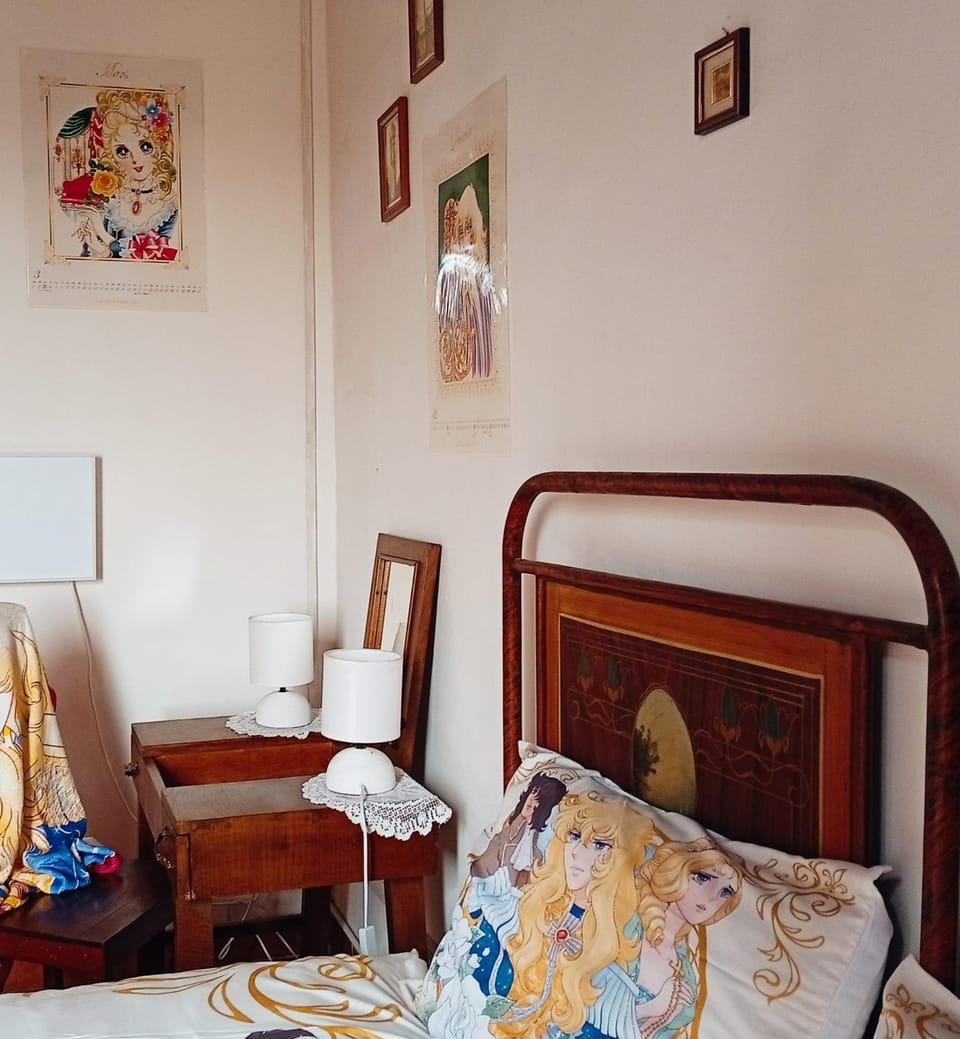 Bed, Photo of the whole room, Seating area, Bedroom