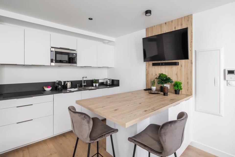 Kitchen or kitchenette, minibar