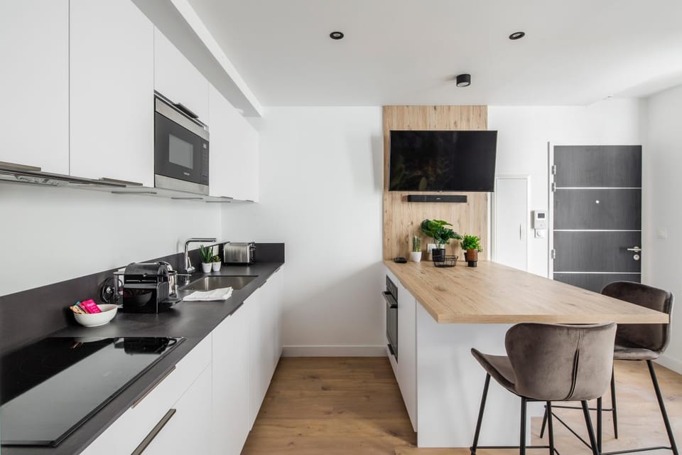 Kitchen or kitchenette, Dining area