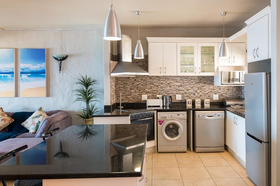 Kitchen or kitchenette, Dining area, dishwasher, washing machine