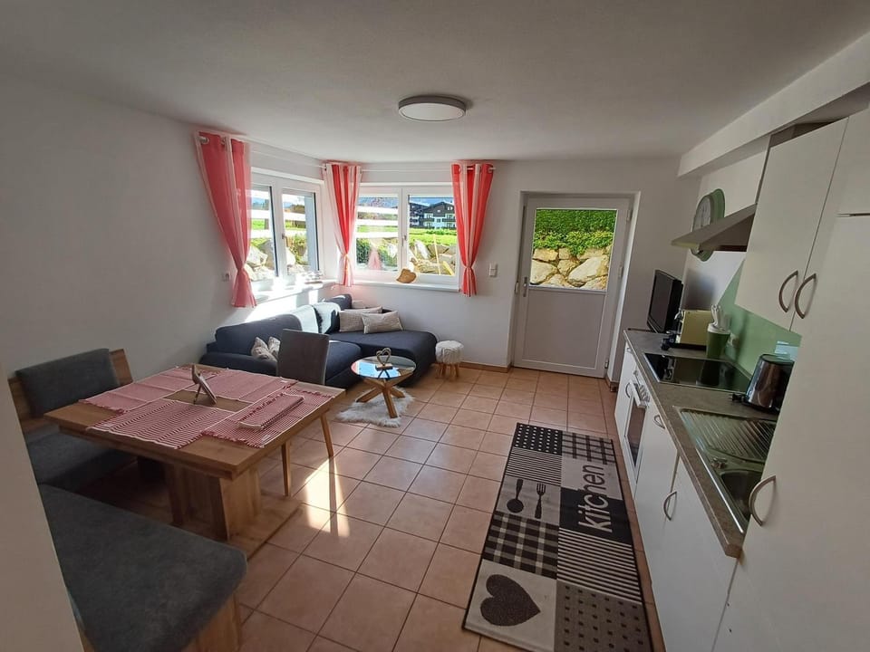 Kitchen or kitchenette, Living room, Seating area, Dining area, oven, stove