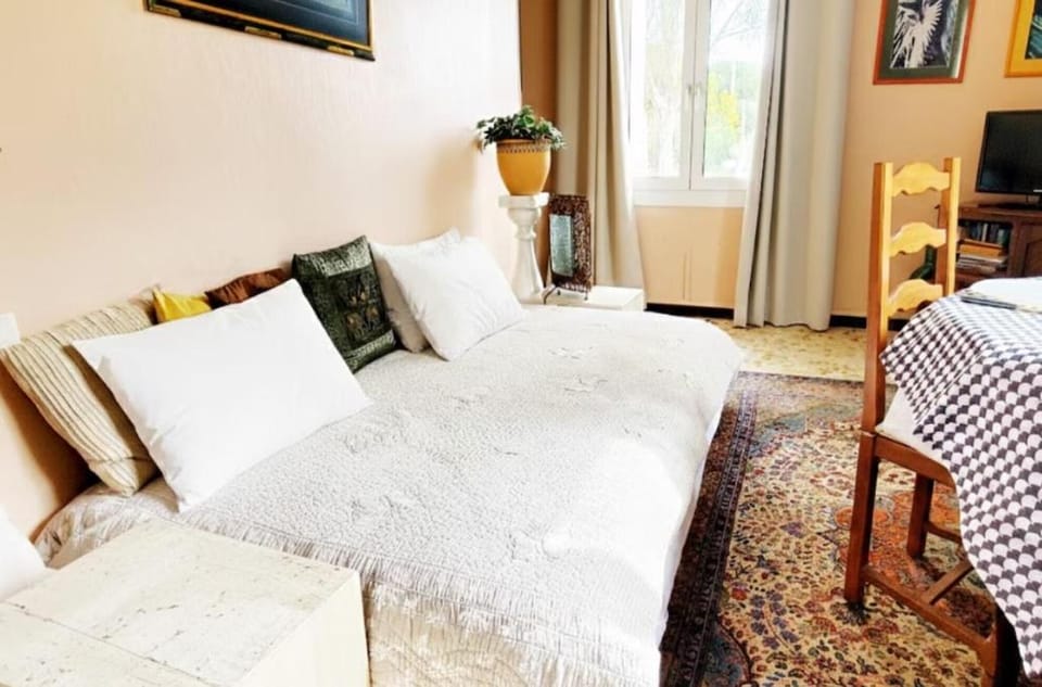 Bed, Living room