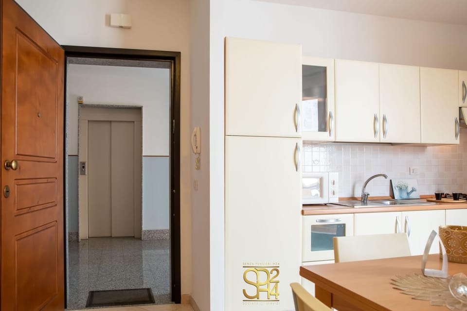 Kitchen or kitchenette, Dining area, stove