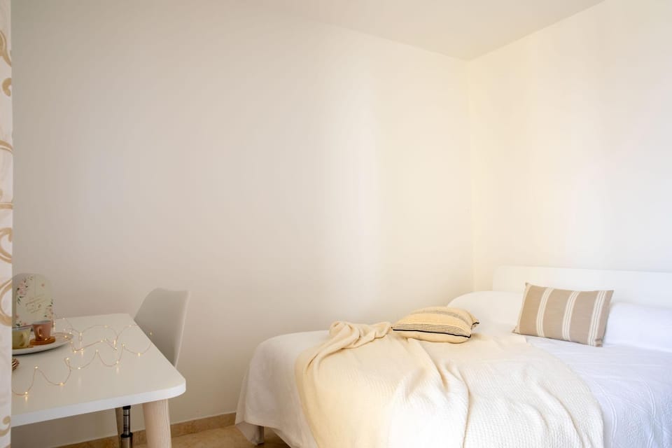 Photo of the whole room, Bedroom