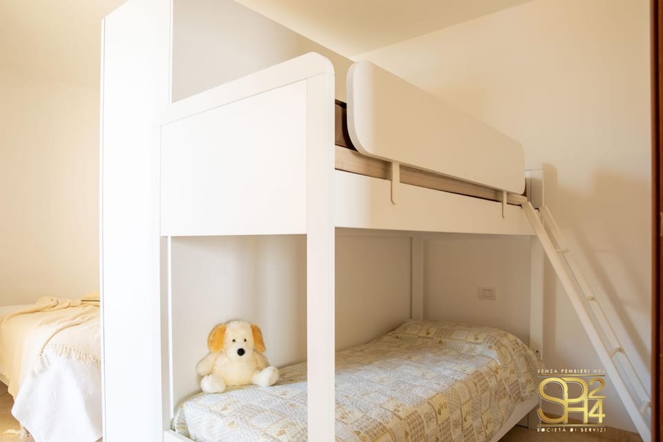 Bedroom, bunk bed