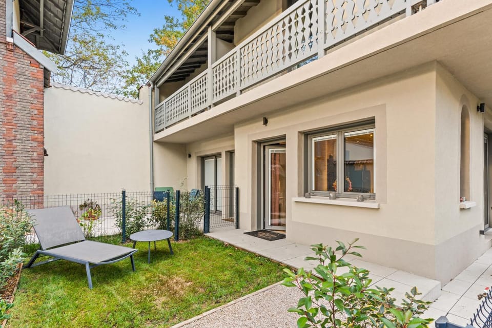 Property building, Day, Garden