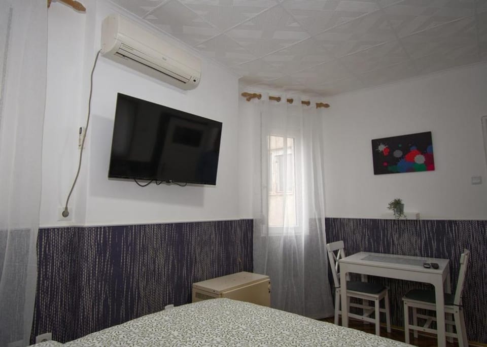 Bed, Photo of the whole room, Seating area