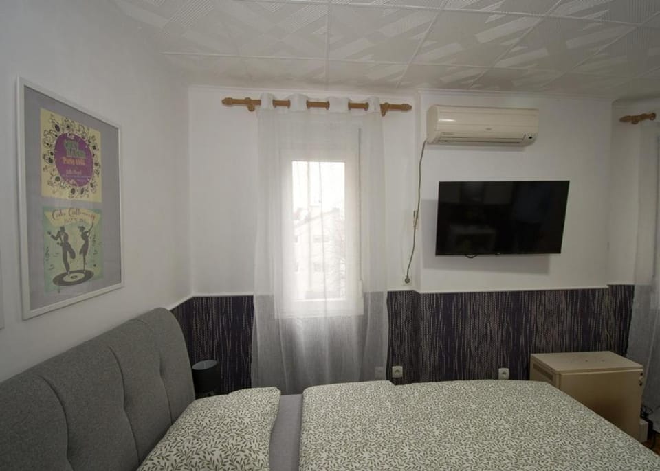 Bed, TV and multimedia, air conditioner
