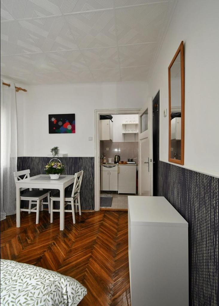 Kitchen or kitchenette, Seating area