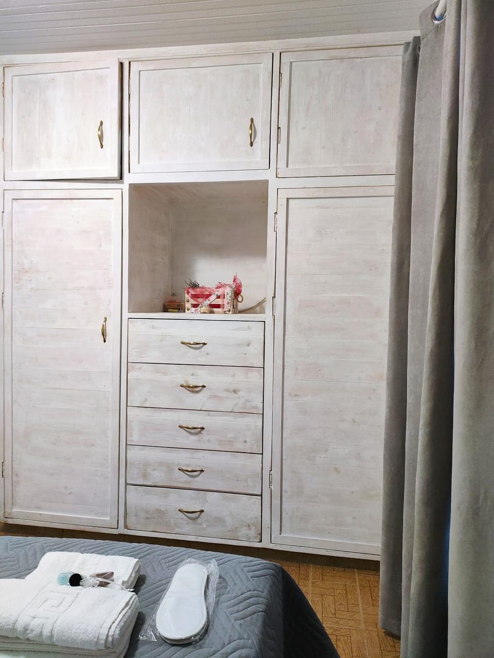 Photo of the whole room, wardrobe