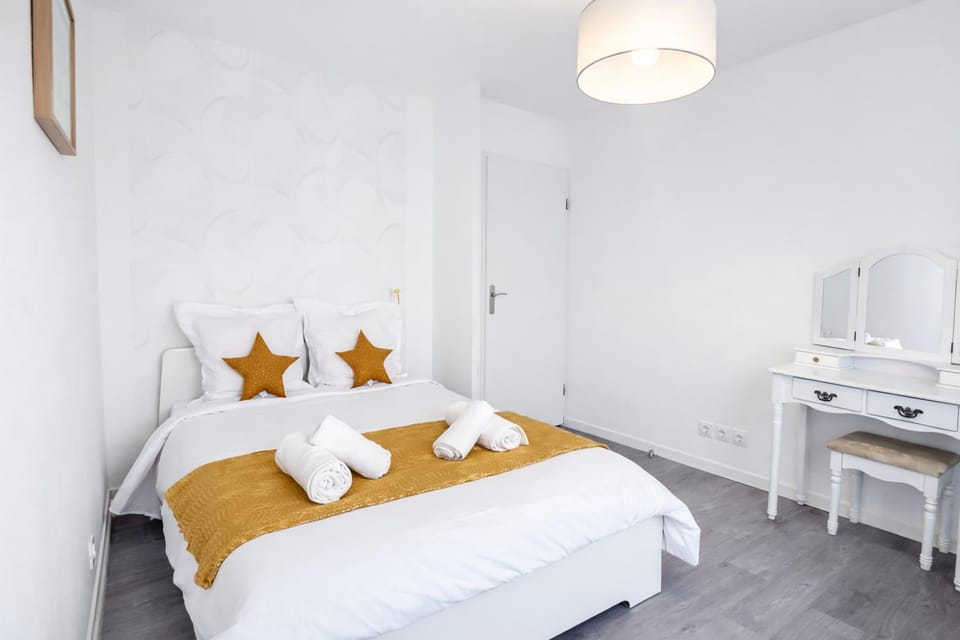 Bed, Photo of the whole room, Bedroom, towels
