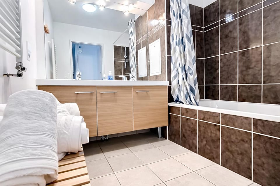 Bathroom, Bath, towels
