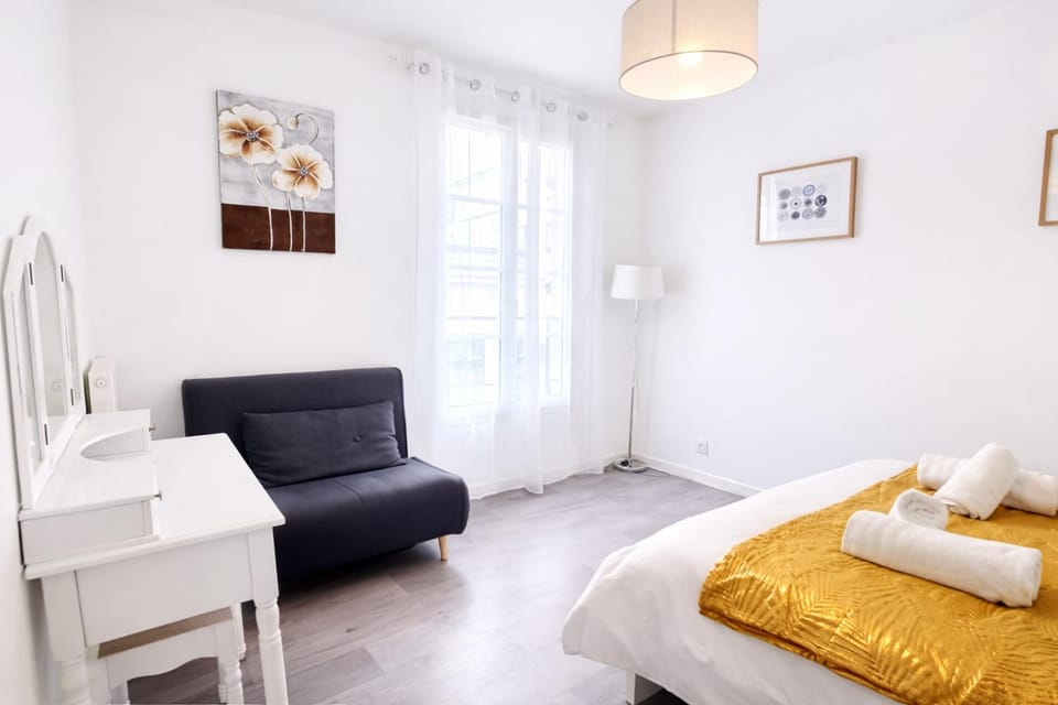 Photo of the whole room, Bedroom