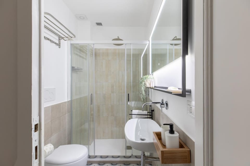 Shower, Toilet