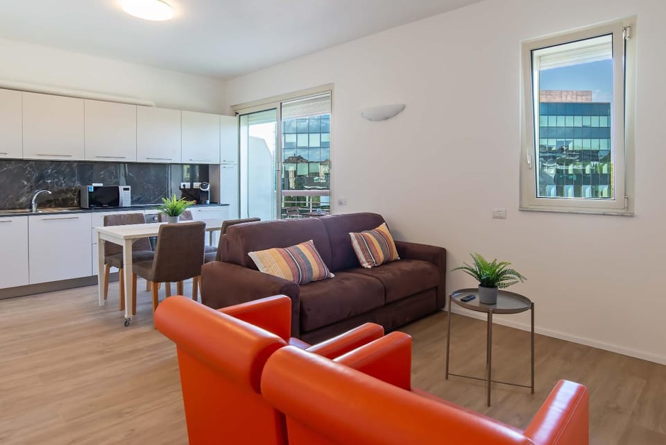 Kitchen or kitchenette, Living room, Seating area, Dining area, minibar, pet friendly, stove