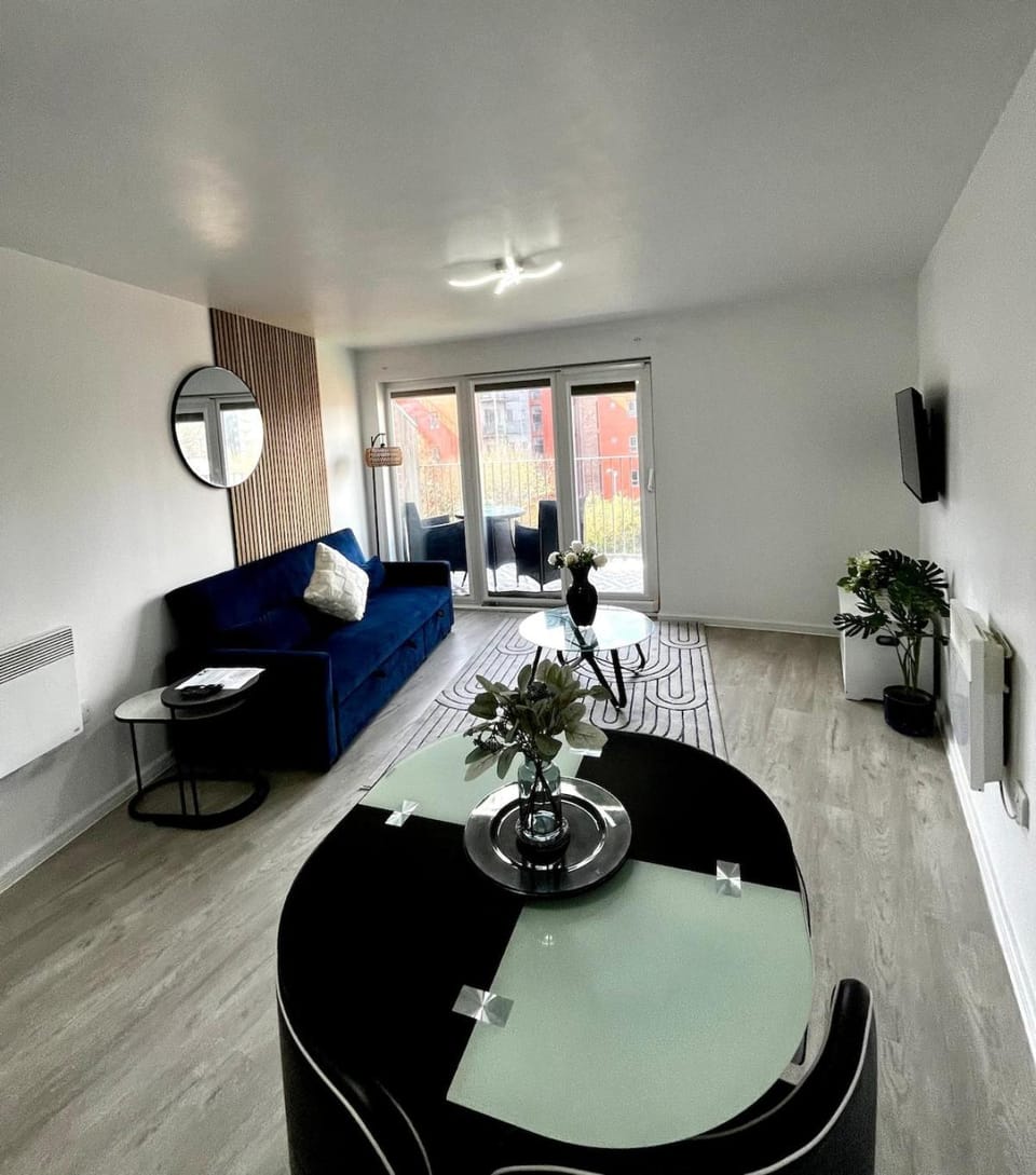 TV and multimedia, Photo of the whole room, Seating area, Dining area
