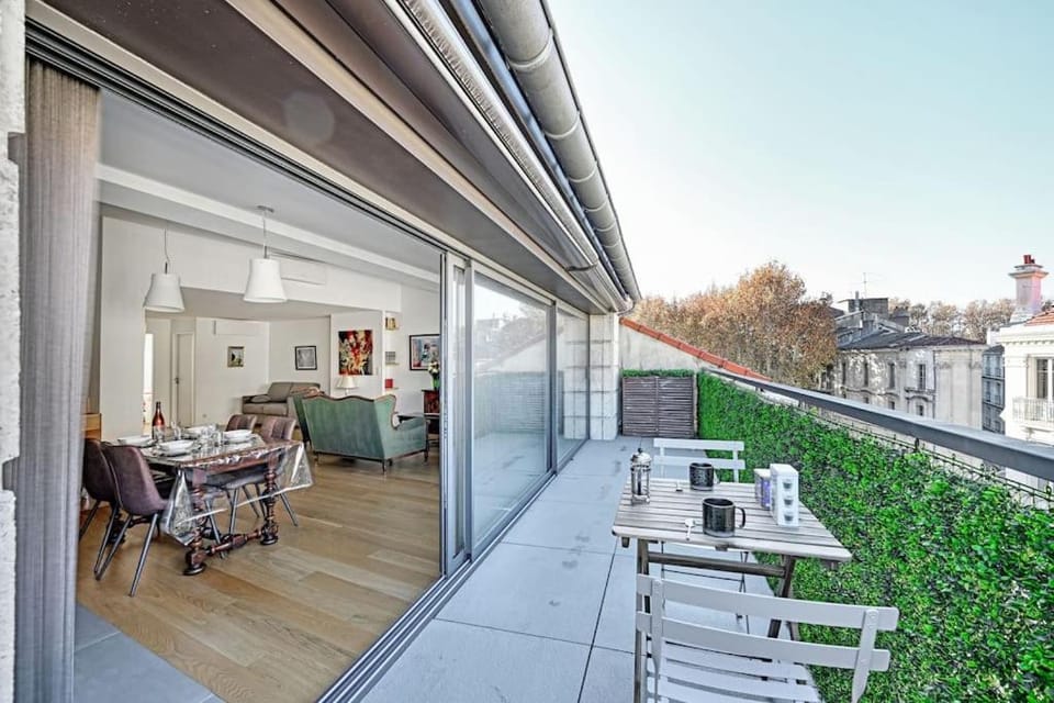Property building, View (from property/room), Balcony/Terrace, Living room, Seating area, Dining area