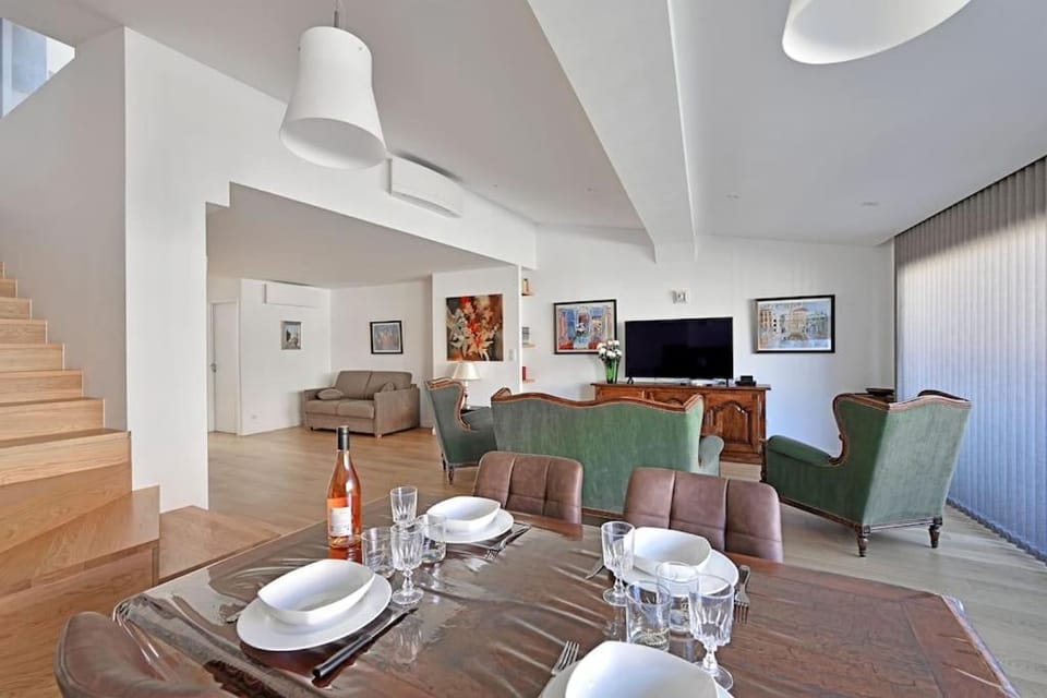 Communal lounge/ TV room, TV and multimedia, Living room, Seating area, Dining area