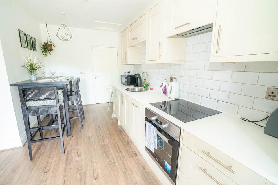 Cardiff Comfort 2 Bedroom Suites With Parking Apartment in Cardiff