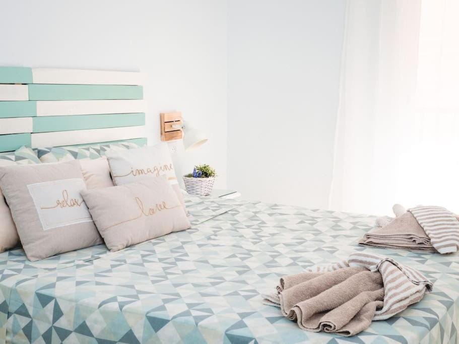 Bed, Bedroom, towels