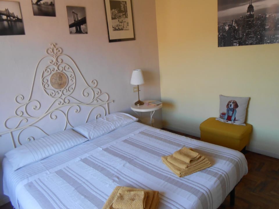 Photo of the whole room, towels