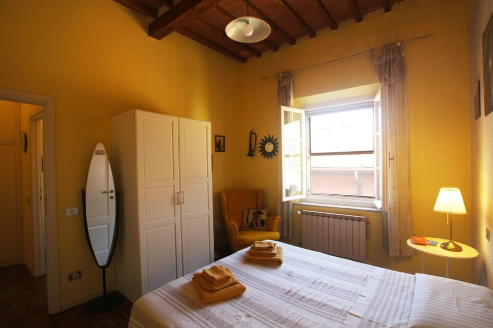 Photo of the whole room, towels, wardrobe