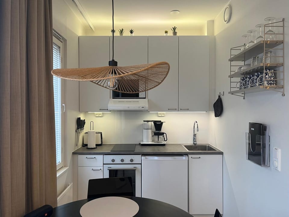 Coffee/tea facilities, Kitchen or kitchenette, stove, toaster