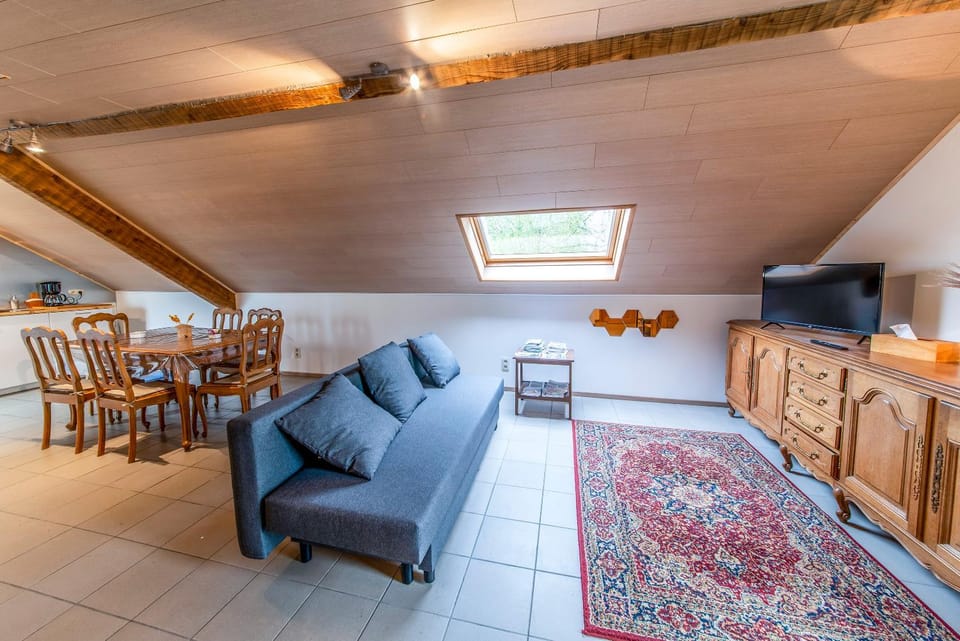 TV and multimedia, Living room, Seating area, Dining area