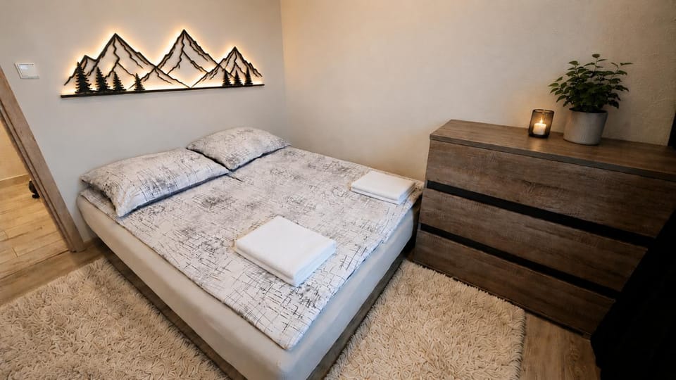 Bedroom, towels