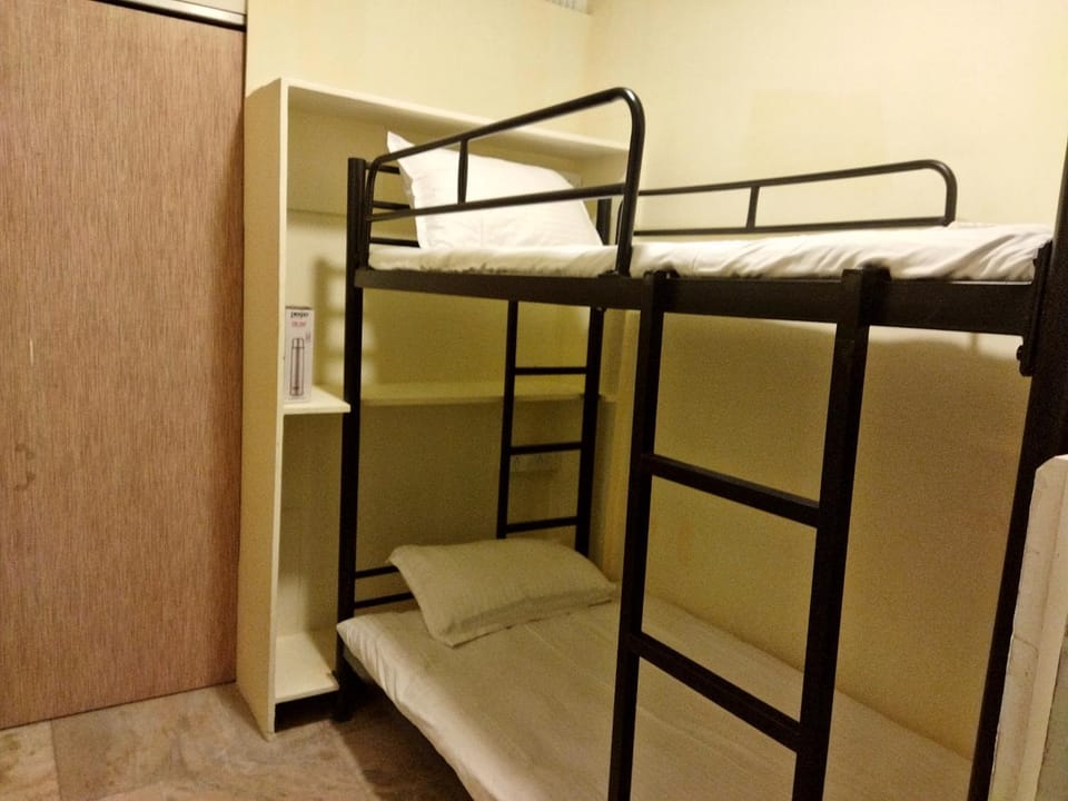 Near Andheri Airport AC Couple Friendly Small Cozy Room Budget Inn Inn in Mumbai