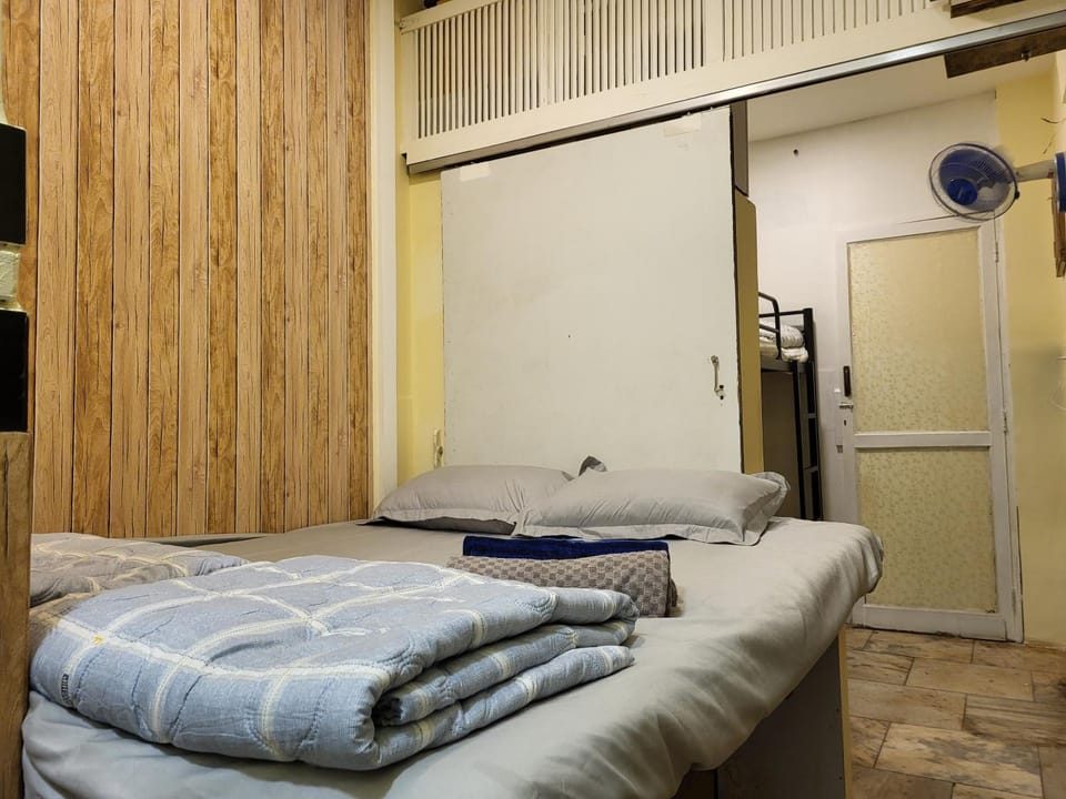 Near Andheri Airport AC Couple Friendly Small Cozy Room Budget Inn Inn in Mumbai