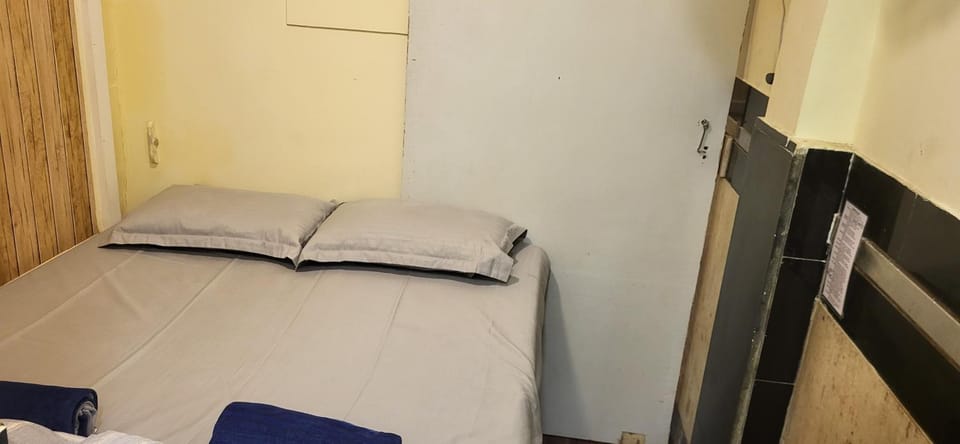 Near Andheri Airport AC Couple Friendly Small Cozy Room Budget Inn Inn in Mumbai