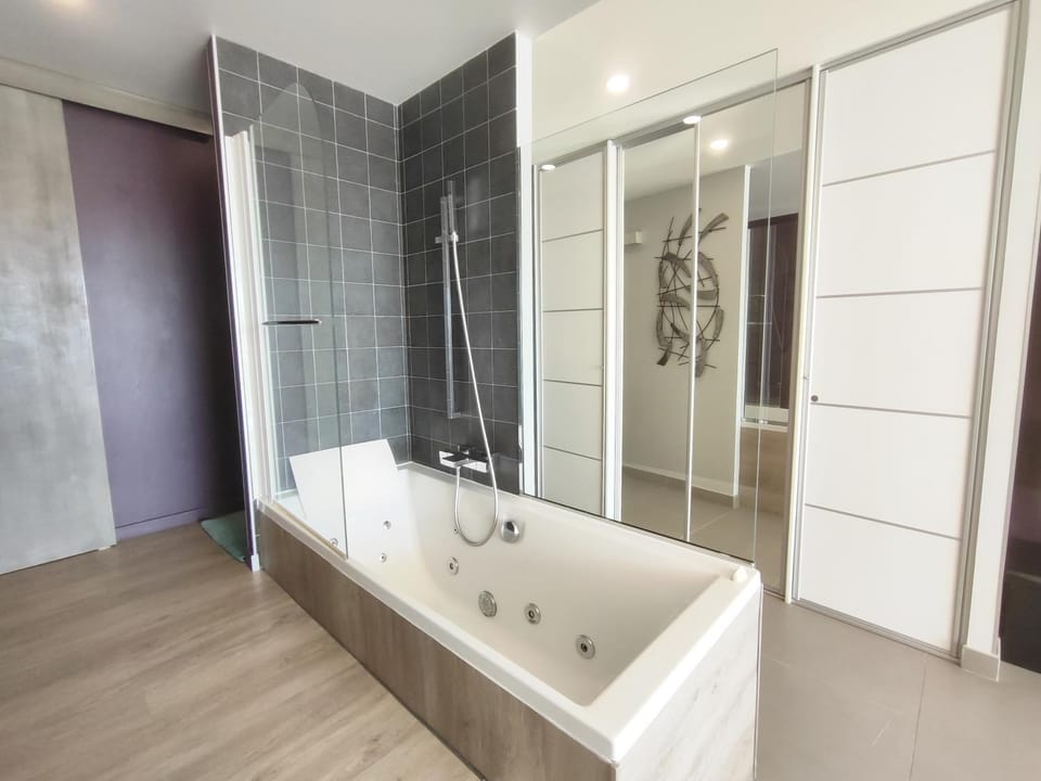 Hot Tub, Bathroom