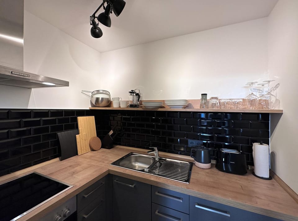 Coffee/tea facilities, Kitchen or kitchenette, stove, toaster