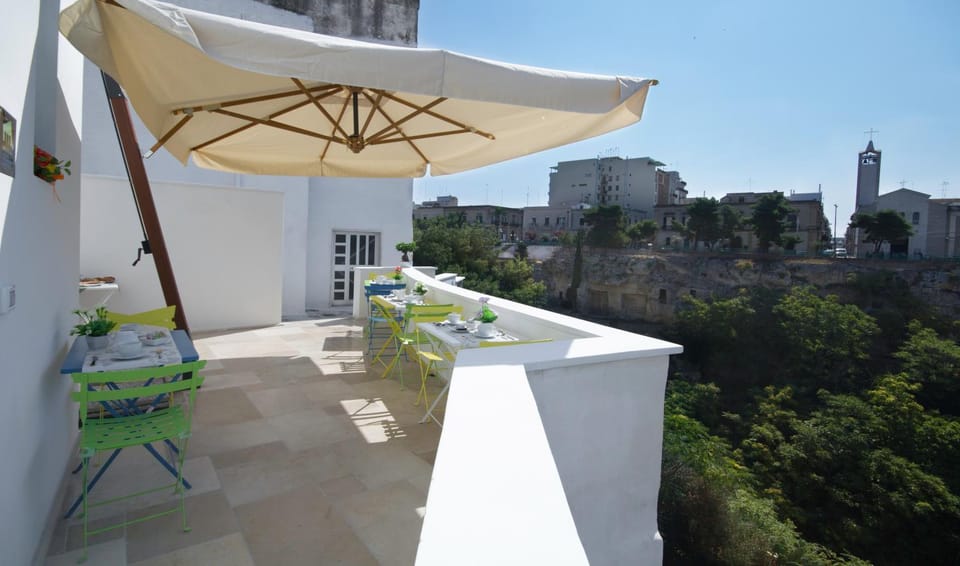 Facade/entrance, Bird's eye view, Balcony/Terrace, Internal: Not applicable to any particular room