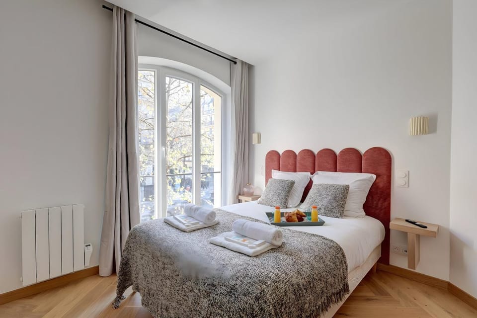 Bed, Bedroom, towels