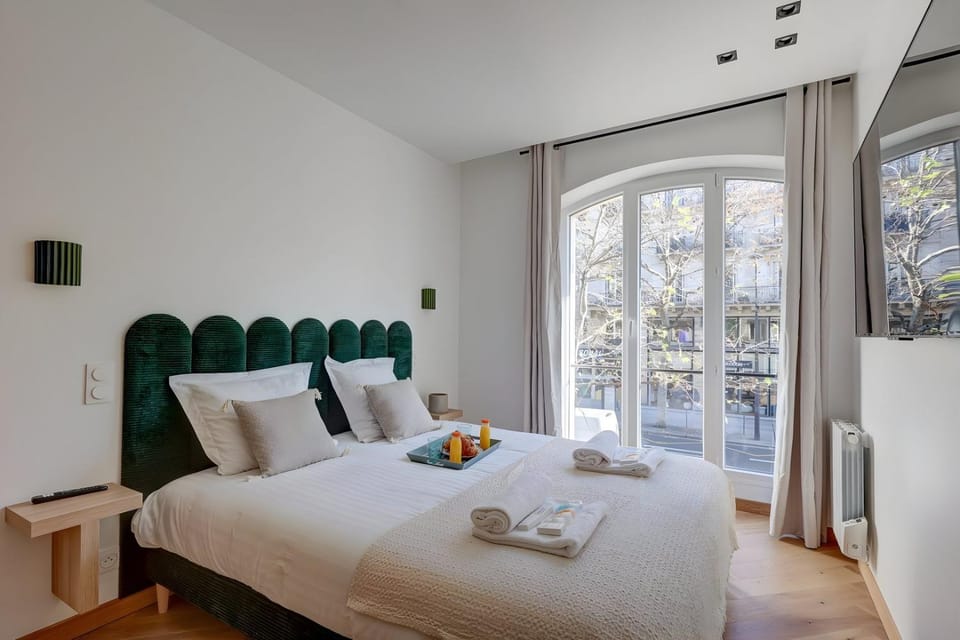 Bed, Bedroom, towels