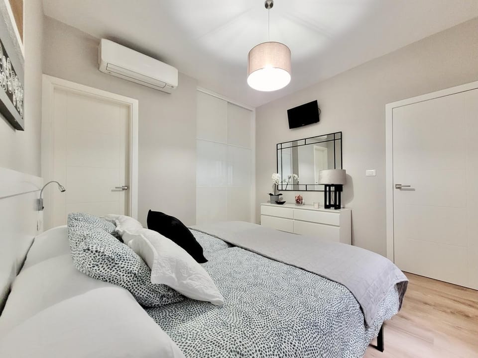 Bed, TV and multimedia, Photo of the whole room, Bedroom, air conditioner