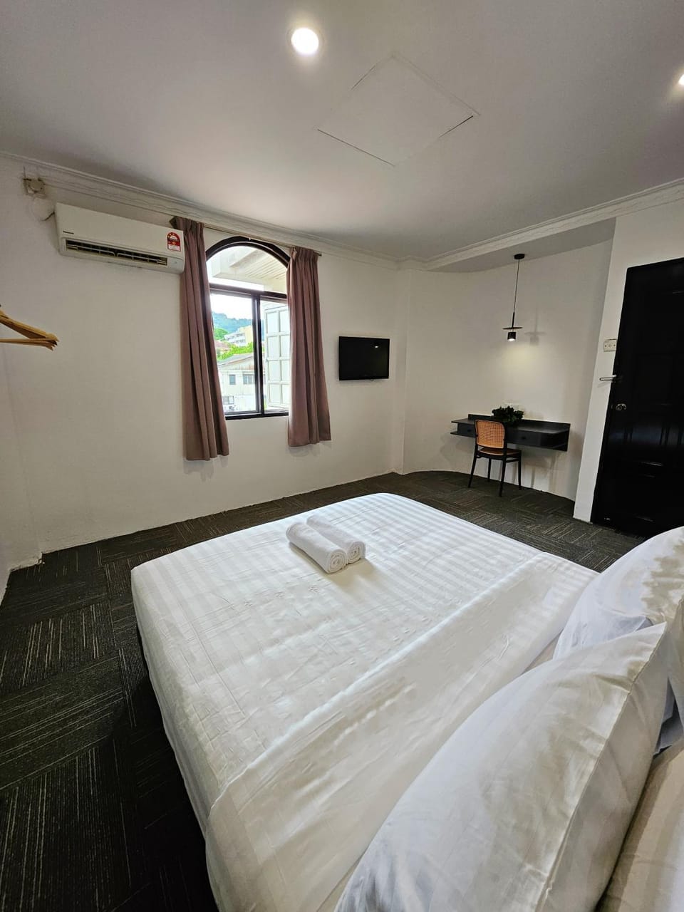 Bed, TV and multimedia, Photo of the whole room, Bedroom, towels