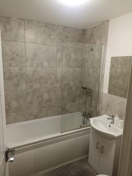 The Boat House Short Stay Apartment in Leicester