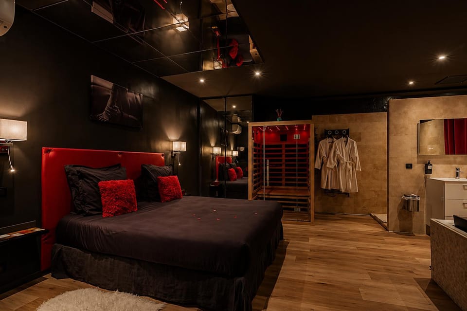 Bed, Night, Sauna, Bathroom, Bedroom