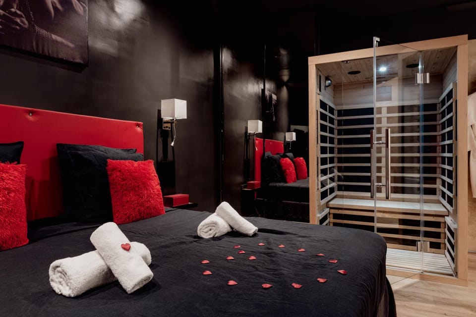 Bed, Sauna, Bedroom