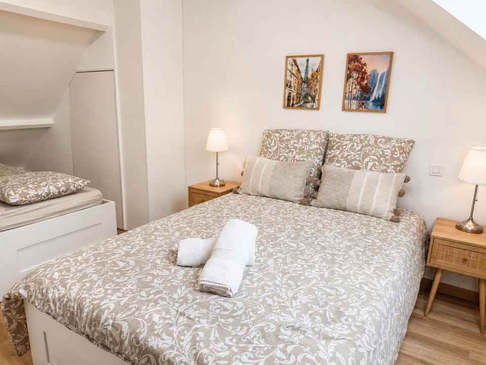 Photo of the whole room, Bedroom
