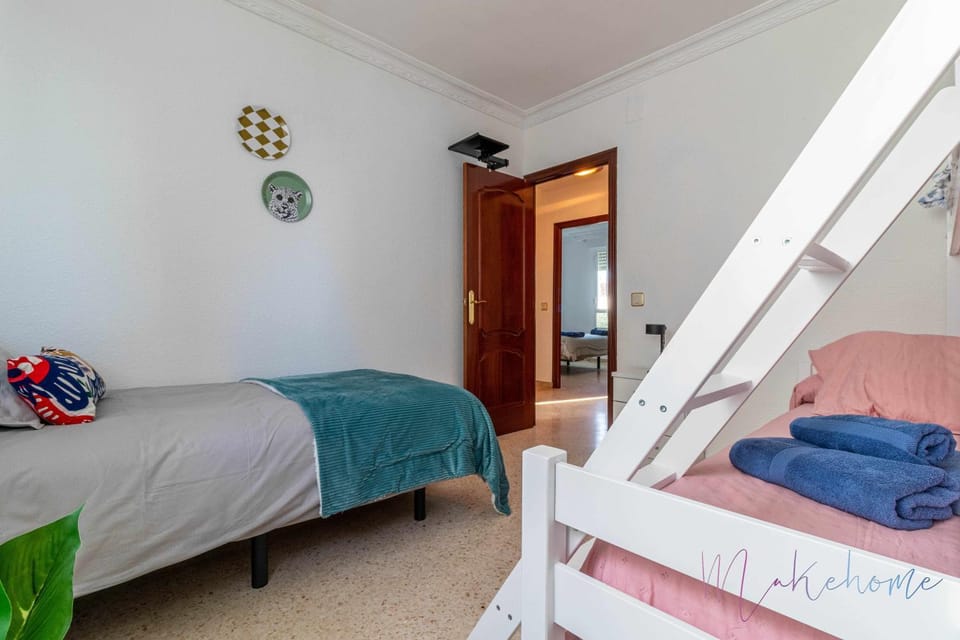 Photo of the whole room, Bedroom