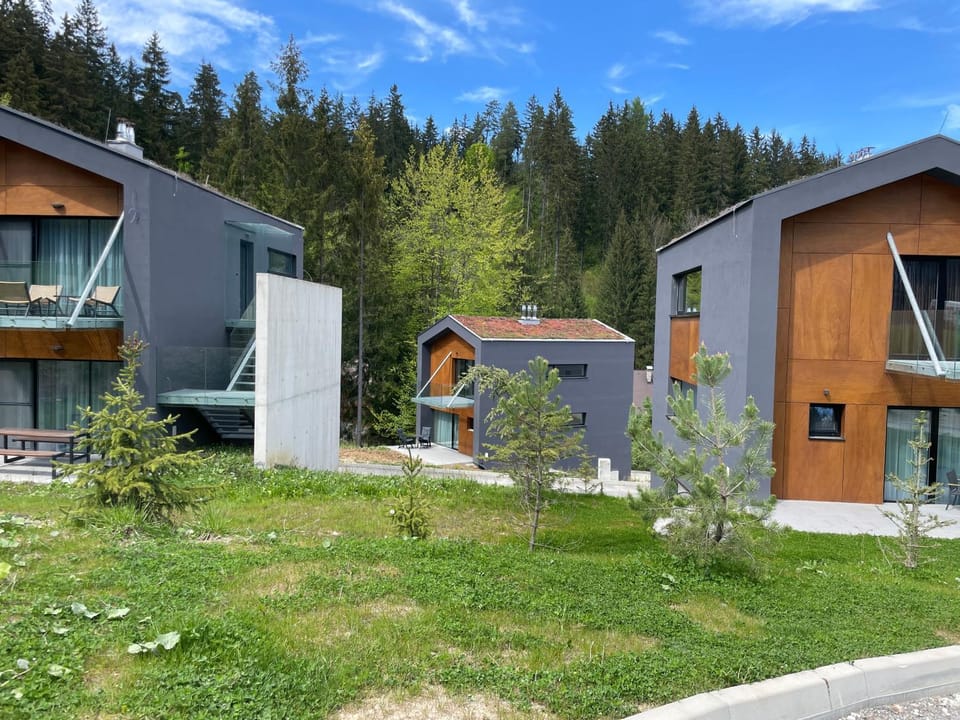 Property building, Spring, Off site, Day, Neighbourhood, Natural landscape, Garden, Garden view