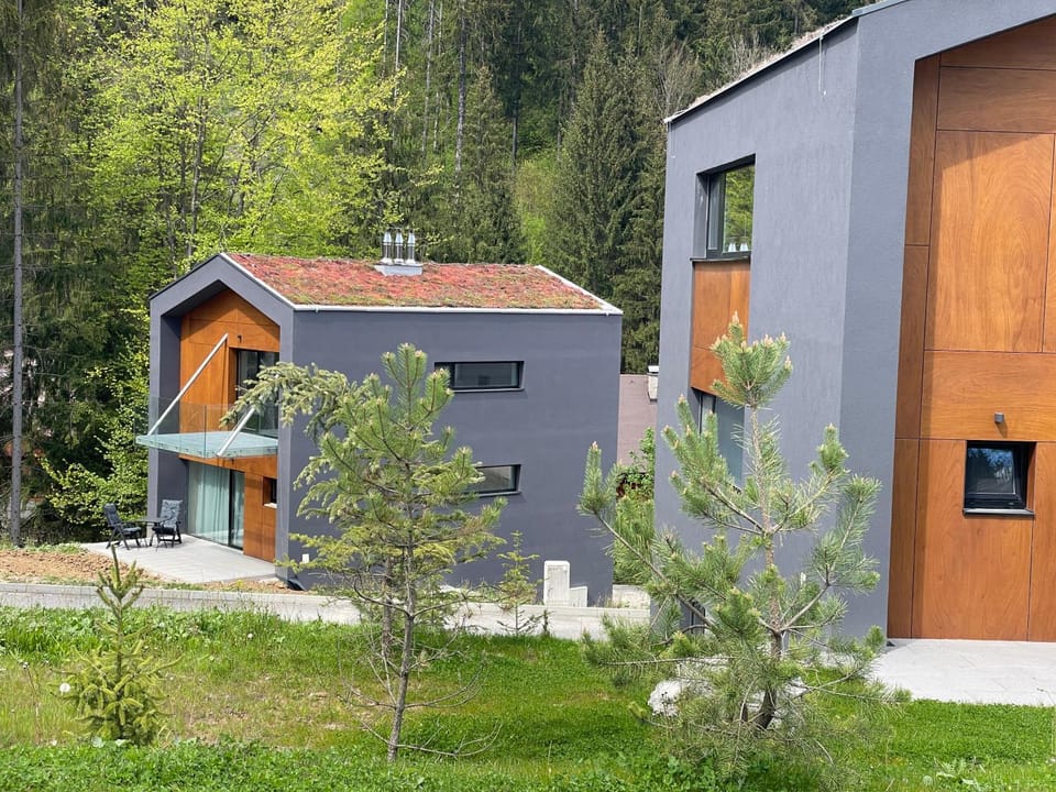 Property building, Spring, Off site, Day, Natural landscape, Garden, Balcony/Terrace, Garden view