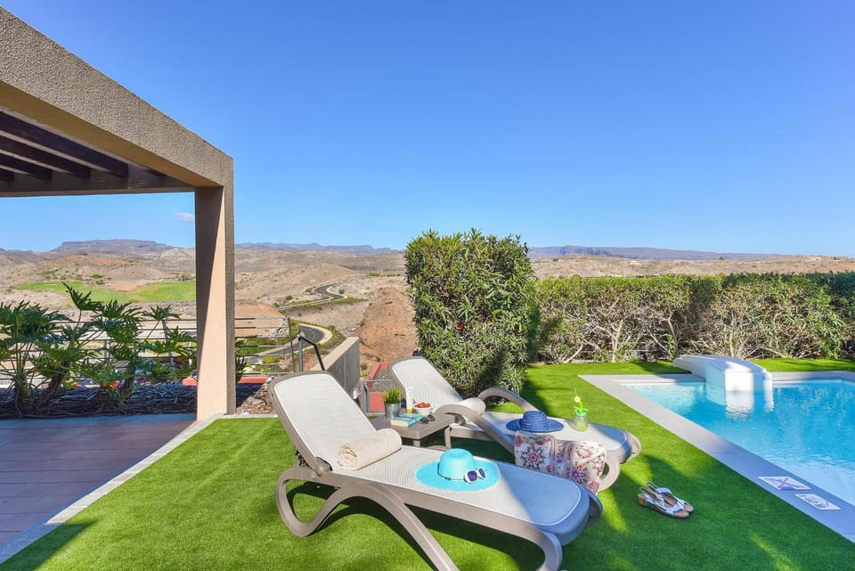 Balcony/Terrace, Mountain view, Swimming pool, sunbed