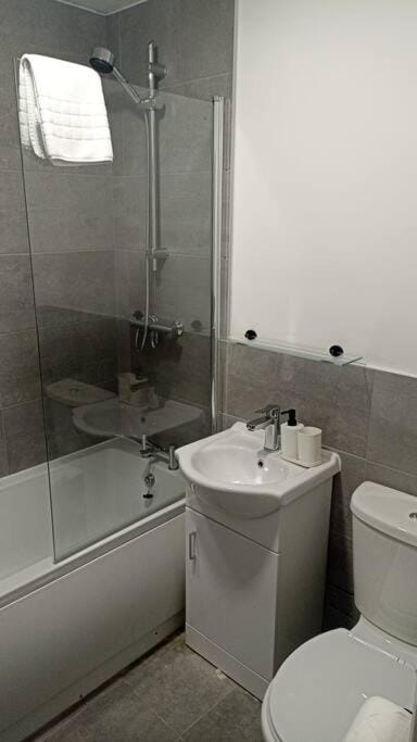 The Boat House Long Stay Apartment in Leicester