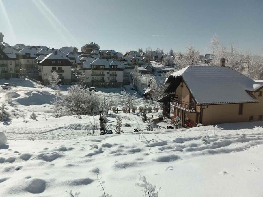 Property building, Day, Natural landscape, Winter, Mountain view